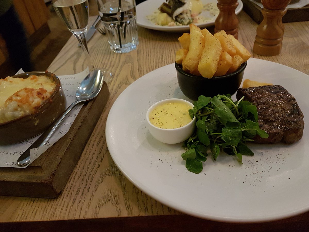 MSDLIGHTS's tweet image. Delicious steak and peaunut choc fondant @TomsKitchens @SomersetHouse 5🌟