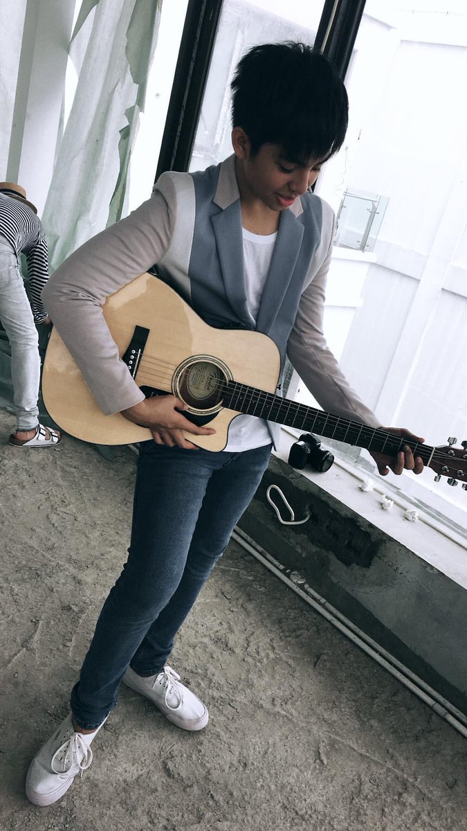 Siapa nih yg mau dinyanyikan lagu pake gitar sama Angga? 😄😄 @anggaaldi_16