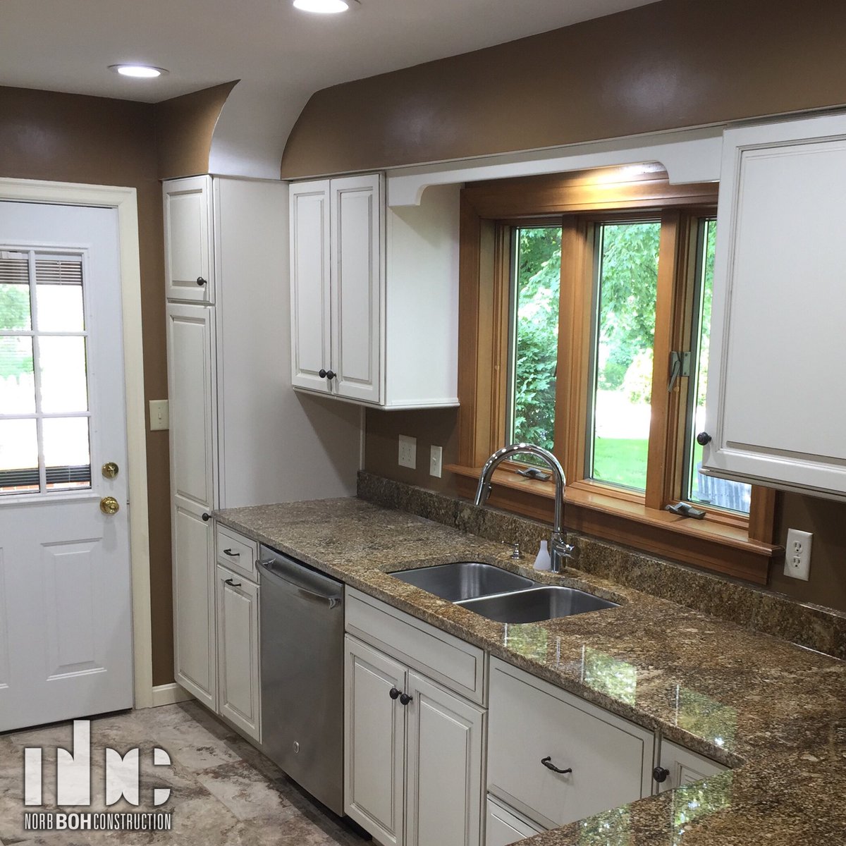 BohConstruction's tweet photo. One of our favorite small kitchens. Big or small craftsmanship remains the same 🔨👷🏼👷🏼‍♀️#cincyremodel#513#kitchendesign#norbbohconstruction https://t.co/X4kztaG5Gq