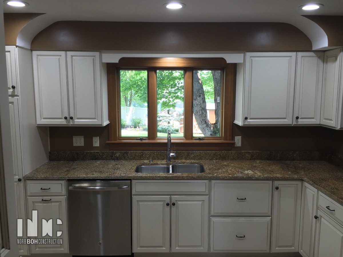 BohConstruction's tweet photo. One of our favorite small kitchens. Big or small craftsmanship remains the same 🔨👷🏼👷🏼‍♀️#cincyremodel#513#kitchendesign#norbbohconstruction https://t.co/X4kztaG5Gq