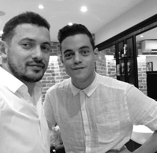 mrrobotupdate's tweet photo. #PHOTO Rami hier au City &amp; Central Barber Shop à Londres. https://t.co/mzfrRCltXO