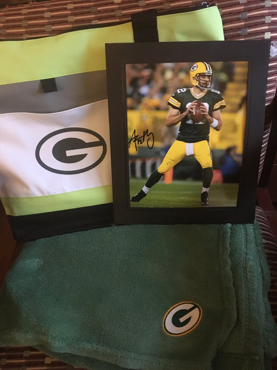 abbeystrong's tweet photo. Thank you @packers and @AaronRodgers12 for sending care package to an aunt in hospice. Meant so much! #packerfamily https://t.co/o4w2lqOCWE