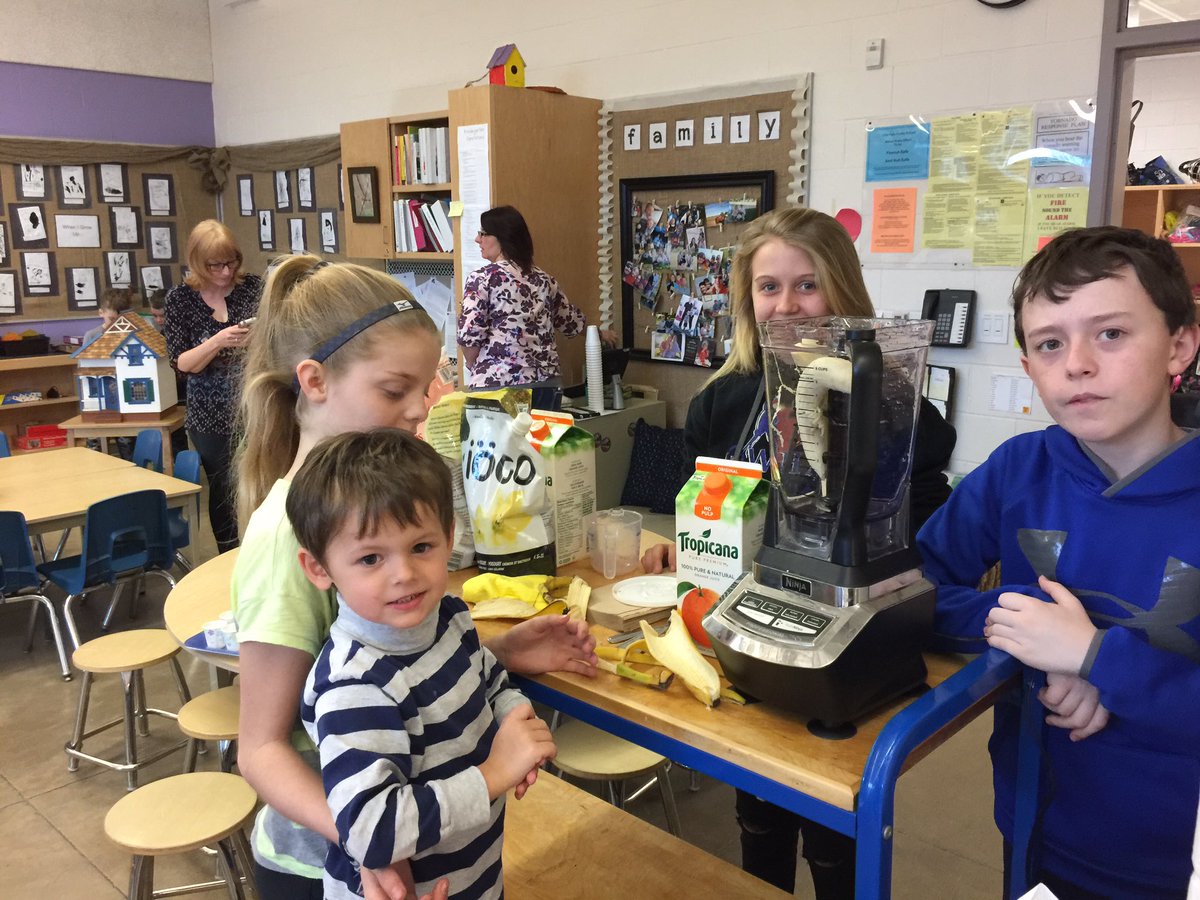 LittleFallsPS's tweet photo. #LMHST taking our smoothie station on the road! We are dialling in our secret recipe!@KLCarlyle @OSNPsouthwest #HSCertES #satisfiedcustomers https://t.co/lzg93zFEIZ