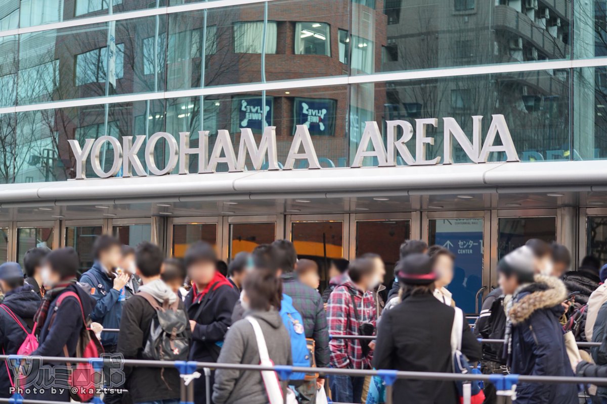 kaztsu's tweet photo. 横浜アリーナ、ラブライブ！サンシャイン！！Aqoursファーストライブ初日・物販待機列のようす。ざっくり数えて2,000人以上 https://t.co/haI2ePNXtX