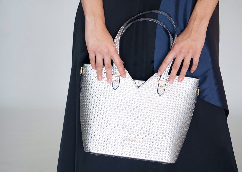 Crabtree_mx's tweet photo. Can't keep my hands of my new Crabtree...😍 #CrabtreeLovers #ss17 #SilverHandbag https://t.co/5jSX0G5HE4