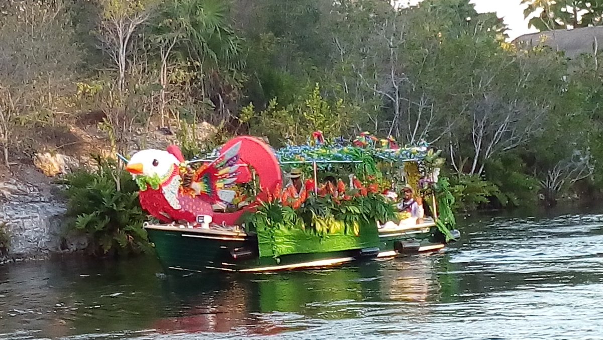 PdelCarmenTV's tweet photo. Alegre, colorido, creativo.... FORMIDABLE!!! El desfile de lanchas de #CarnavalMayakoba. La fiesta sigue en @elpueblito2016 de @mayakoba 🎉 https://t.co/KMTMmapL0m