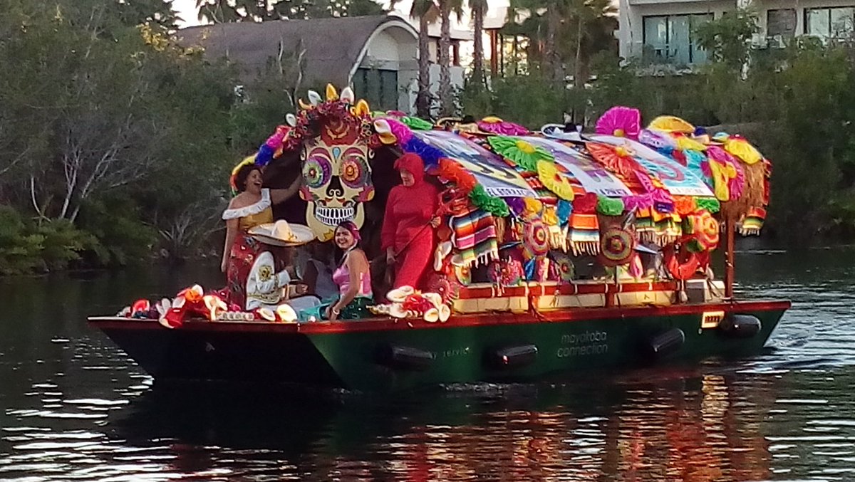 PdelCarmenTV's tweet photo. Alegre, colorido, creativo.... FORMIDABLE!!! El desfile de lanchas de #CarnavalMayakoba. La fiesta sigue en @elpueblito2016 de @mayakoba 🎉 https://t.co/KMTMmapL0m