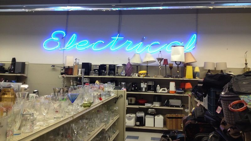 EmmaRoseberg's tweet photo. Avoid Buyer's Remorse at the Thrift Store With the "Department Store Test" https://t.co/yjcXrwGo6E #hr https://t.co/8cSa3S770u