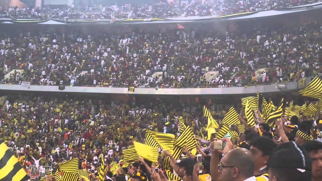 fhd43r's tweet photo. #بروح_الرجال_بنجلد_الهلال بعض الاندية لا طاحت تشيلها بشوت
وبعض الاندية لاطاحت يشيلها الجمهور . https://t.co/PgcCMXaUNk