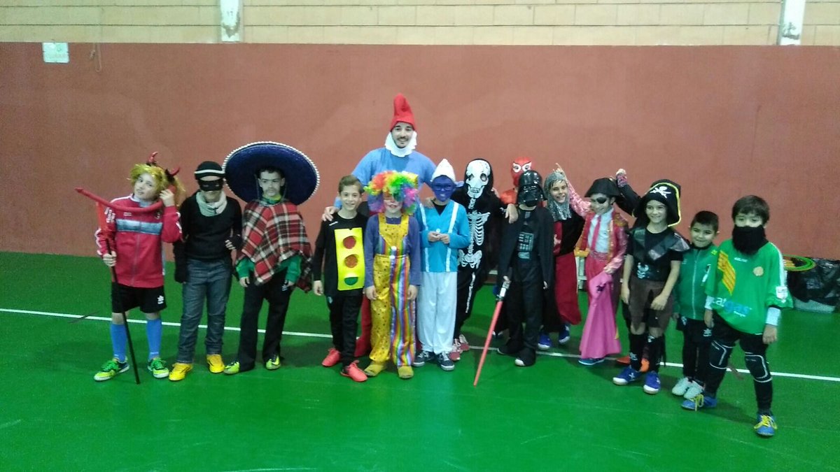 JaenFS's tweet photo. ¡Menuda se ha liado en el entrenamiento del benjamín! #Carnaval #SomosJaén

Esta es la magia del fútbol sala. https://t.co/eHipSES9UG