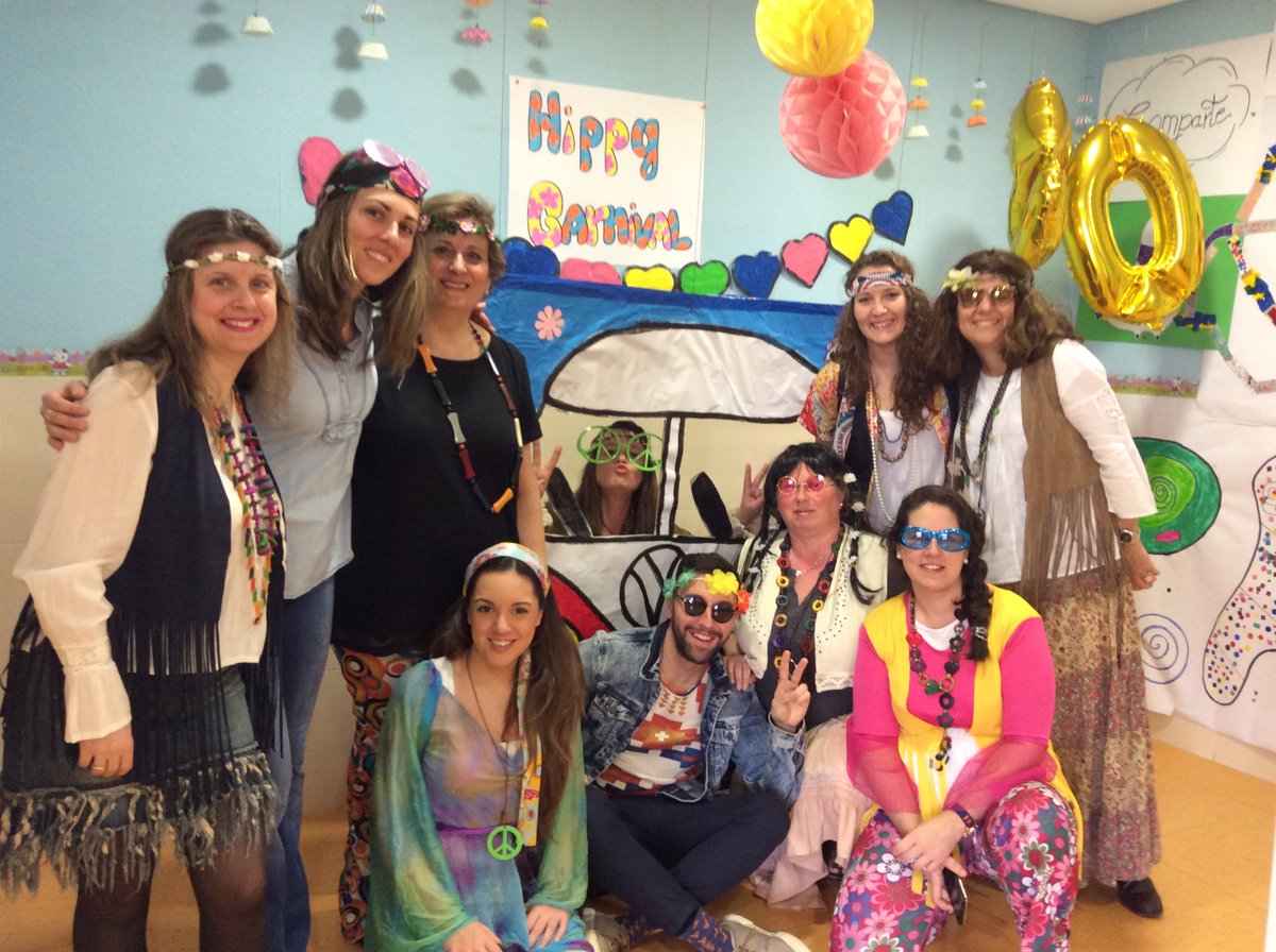 Colegiosrafael's tweet photo. #50añosEnPeñagrande al servicio de los más pequeños. El carnaval de este año un homenaje  a los años 60. #educacioninfantil  #colegiossv https://t.co/yQeIRFuyg3
