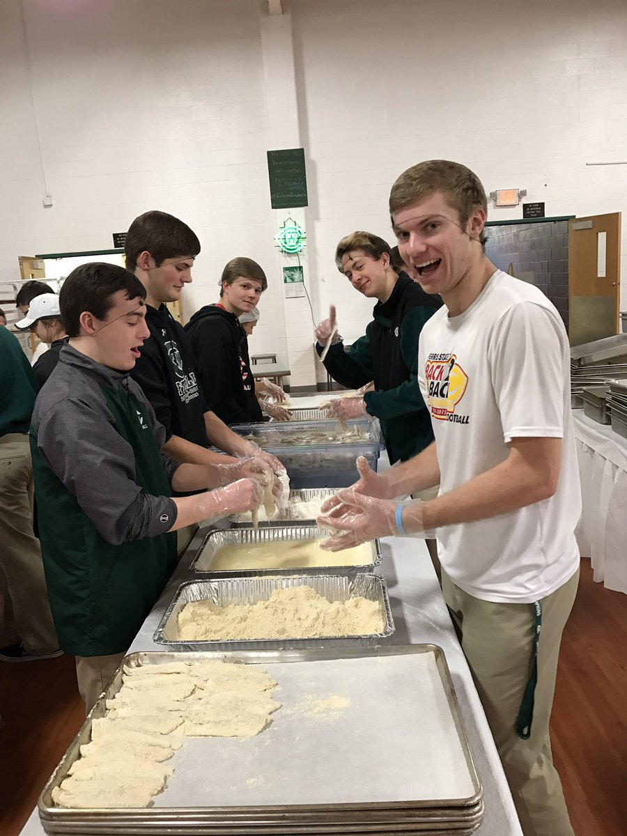 GietzenJoseph's tweet photo. West Catholic Students serving their community! @GRWCatholic #buildingdisciples #fishfry https://t.co/Rz6NFZVkhM