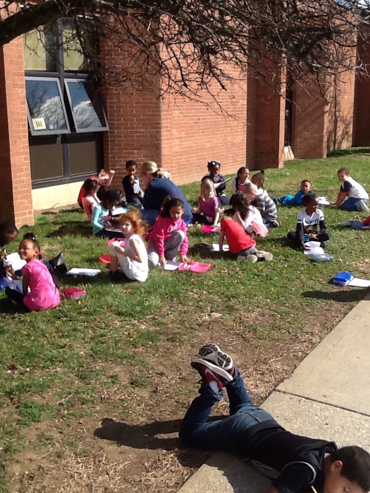 SedaliaElm's tweet photo. Mrs. Angle's class working on writing outside on this beautiful day. https://t.co/dEN4fx4O6v