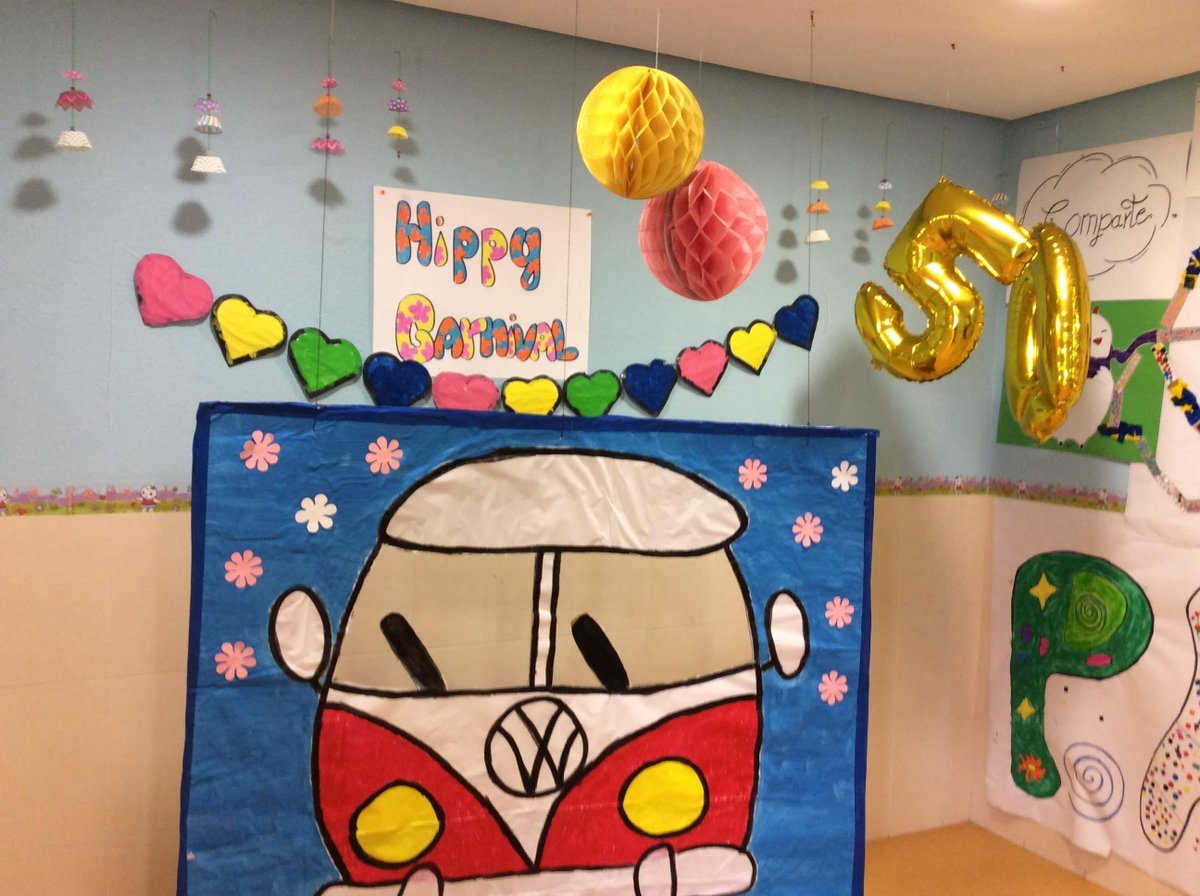 Colegiosrafael's tweet photo. #50añosEnPeñagrande al servicio de los más pequeños. El carnaval de este año un homenaje  a los años 60. #educacioninfantil  #colegiossv https://t.co/yQeIRFuyg3