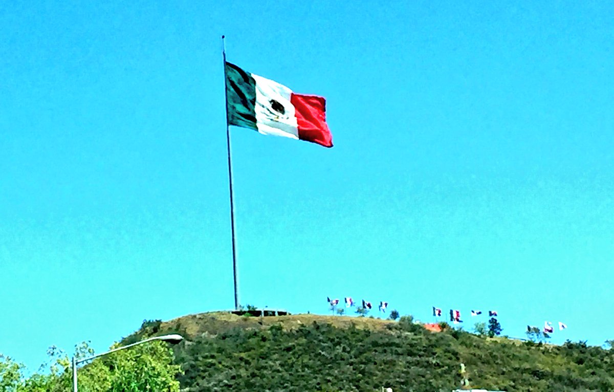 Torres_INFO7's tweet photo. Nuestra bonita bandera ondea orgullosa, en el #CerrodelObispado, en su 196 aniversario. #DiaDeLaBandera https://t.co/XP9vtgJvt1