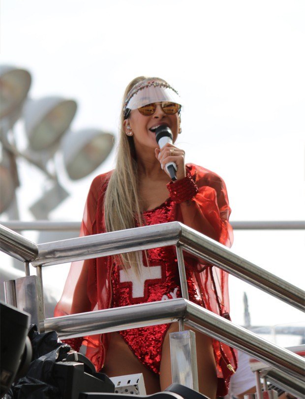 bellassvr's tweet photo. O coração tem q ser forte p essas emoções, por isso mesmo ela vem de salva vidas esse ano 😂❤️ #CarnavalClaudiaLeitte https://t.co/XEWZEOnLNH