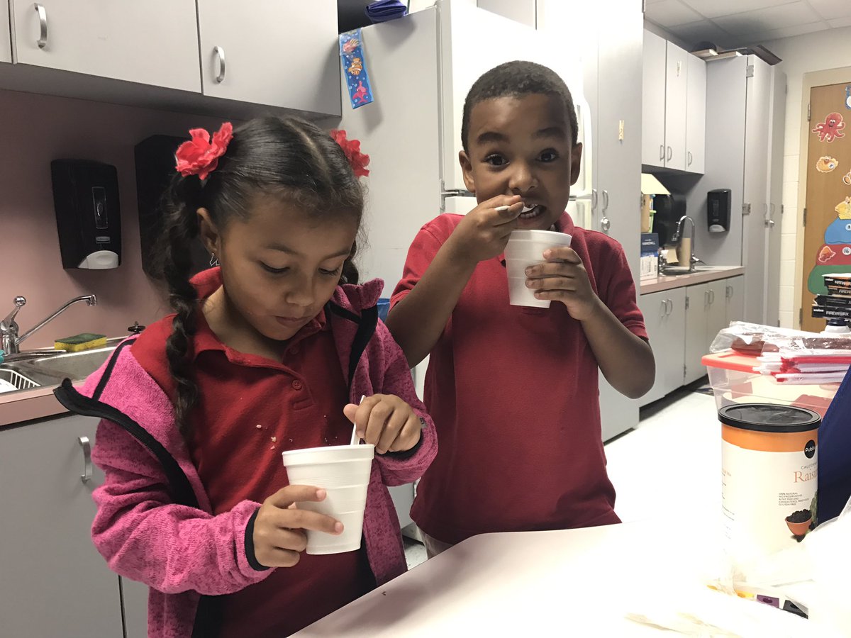 Bringing stories to life: we read Goldilocks and the Three Bears and today for snack made porridge! <a href="/GTEtoucans/">Golden Terrace Elementary</a> @kg_delgado