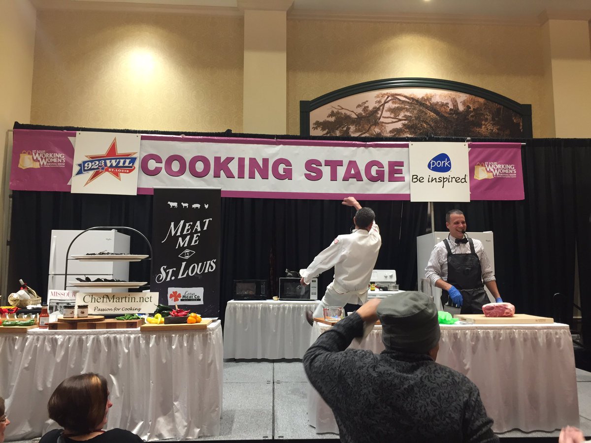 ChefMartinLopez's tweet photo. @ChefMartinLopez having fun with the crowd @STL_WWSS @kernmeatcompany talking all about pepper and Pork #kitchenclubkids https://t.co/qNWpPtm5gT