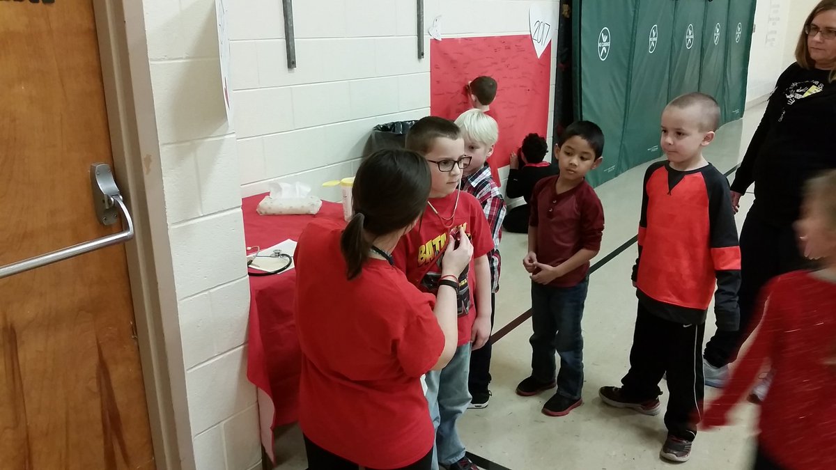 missjazowski's tweet photo. We had so much fun with Mrs.Draper during #JumpRopeForHeart Our school also reached our goal! YAY @MilneGrove #milneschooliscool https://t.co/mJ0eLJqPoj