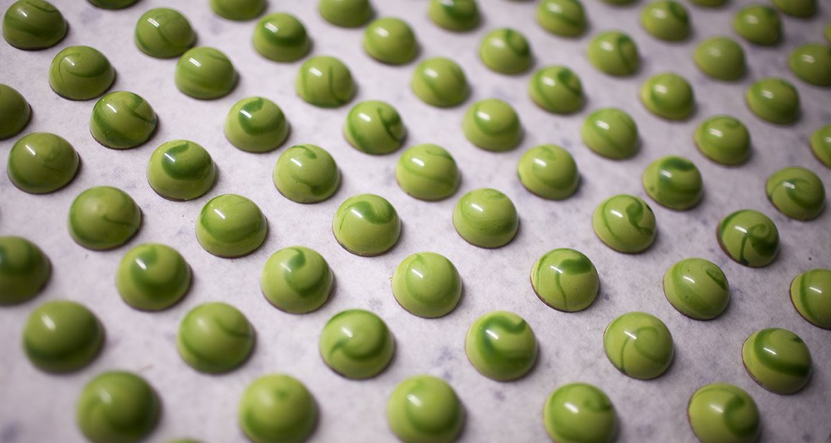 A #tropical splash of #zest, is the perfect was to describe our Kalamanzi #bonbons. #chocolate

Shop now online nadege-patisserie.com