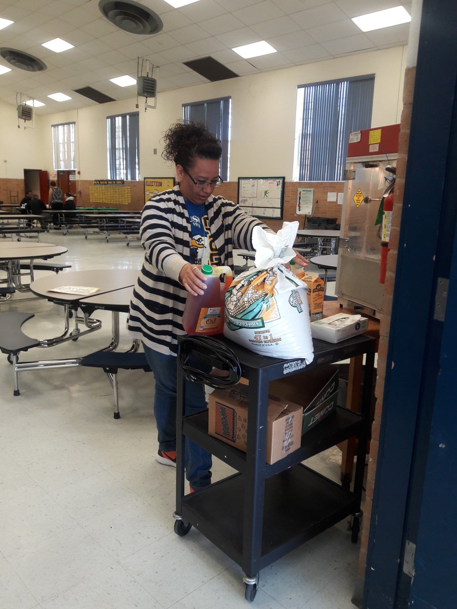 Hailey425Flores's tweet photo. Getting ready for Rusk's math/literacy casino night https://t.co/l4QwYf9sos