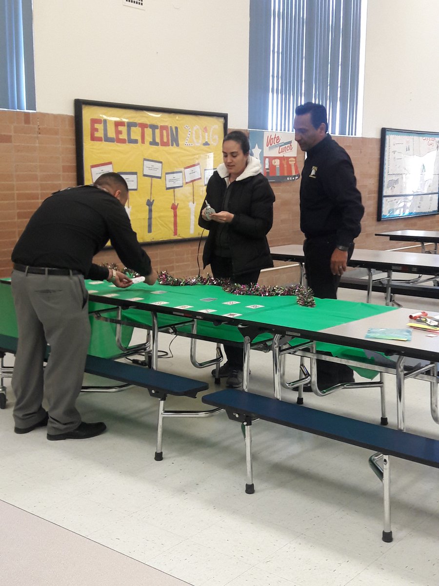 Hailey425Flores's tweet photo. Getting ready for Rusk's math/literacy casino night https://t.co/l4QwYf9sos