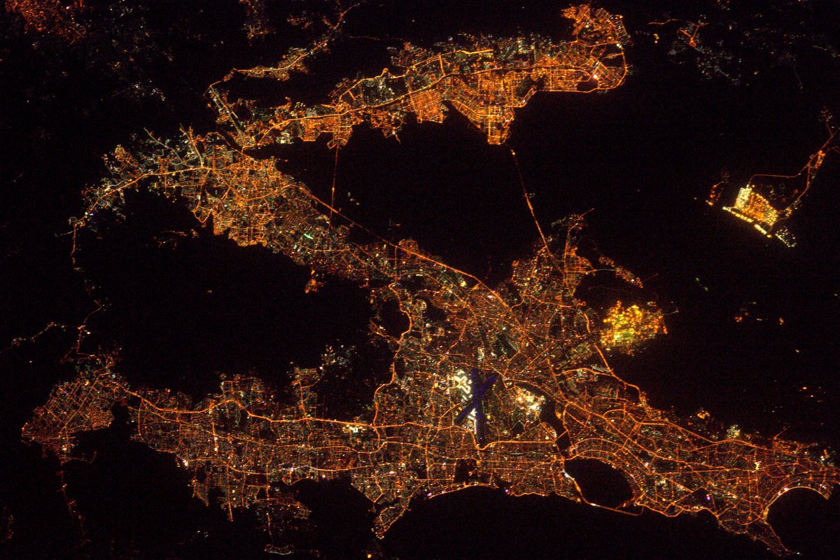 Thom_astro's tweet image. The city of #Mumbai in #India, with an airport shaped like the letter "X", a clear landmark. #CitiesFromSpace #CitiesAtNight