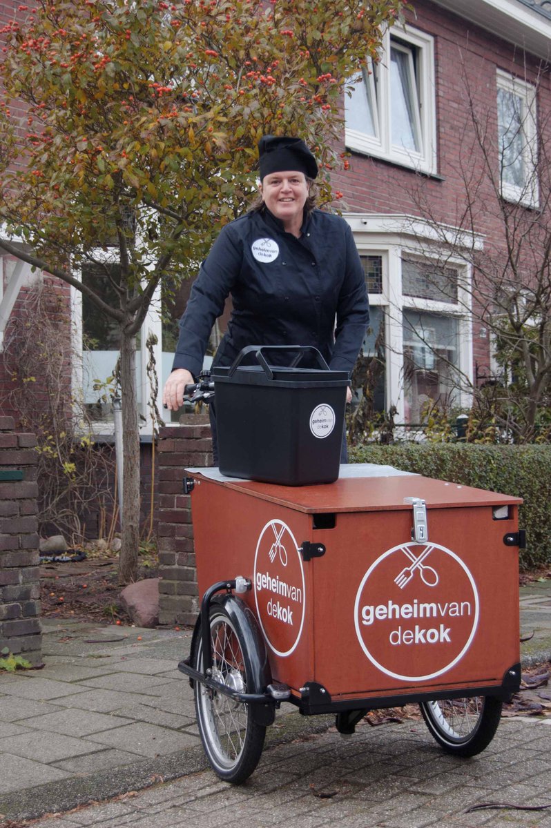 TWENTSPUL: Geheim van de kok. De Enschedese Leontine Seuren bezorgt koelverse maaltijden met haar bakfiets. Check: geheimvandekok.nl