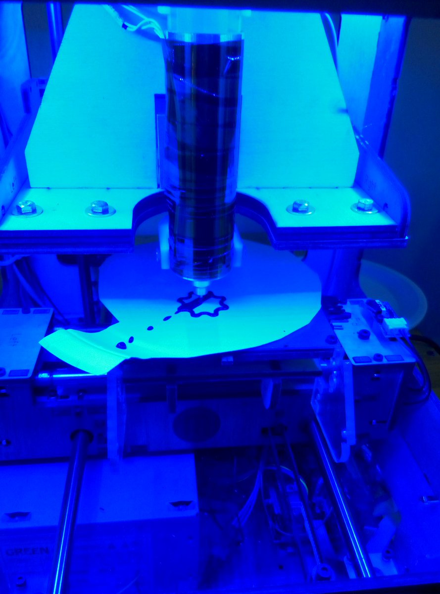 Fablabtorino's tweet photo. Qui si magna, si lasera, si fabbano le maschere e si stampa il cioccolato! #partyhard #laserparty #3dprint #makerspace #happybday #fablabTO https://t.co/BRn35hi2lu