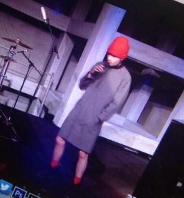 My_Blurry_'s tweet photo. Нет мама, это вовсе не эксгибиционист, это всего лишь вокалист моей любимой группы 

#iHeartAwards #BestMovieSong #Heathens https://t.co/V8TDuyjzWl