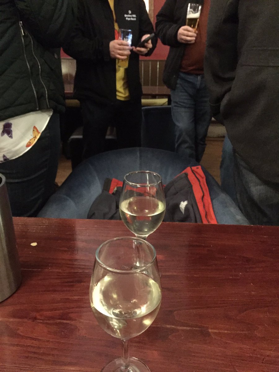 frozendreamer's tweet photo. In the pub and @edin1981 is surrounded in both sides. #fullpub https://t.co/T2scukFHZ8