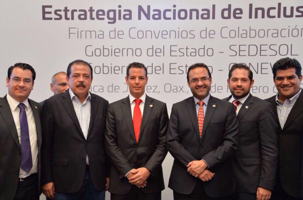 alejandromurat's tweet photo. Para combatir la pobreza de manera efectiva en #Oaxaca, firmamos convenio por un trabajo coordinado con la @SEDESOL_mx y el @coneval. https://t.co/jLnrqyW48k