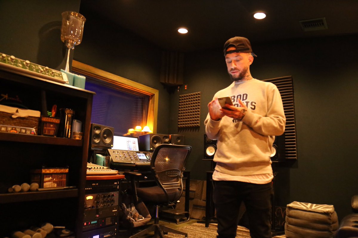 DJBrianVasquez's tweet photo. Studio moments @BNVStudios #Artist #vibes #bnvstudios #recordingstudio #producer #recording https://t.co/X8Lbx262rQ