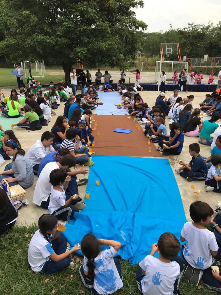 blue_helmets1's tweet photo. Delicioso Picnic!🍒🍞🍉 @ColCanaverales #CultureWeekCIS https://t.co/ufgqRZhx10