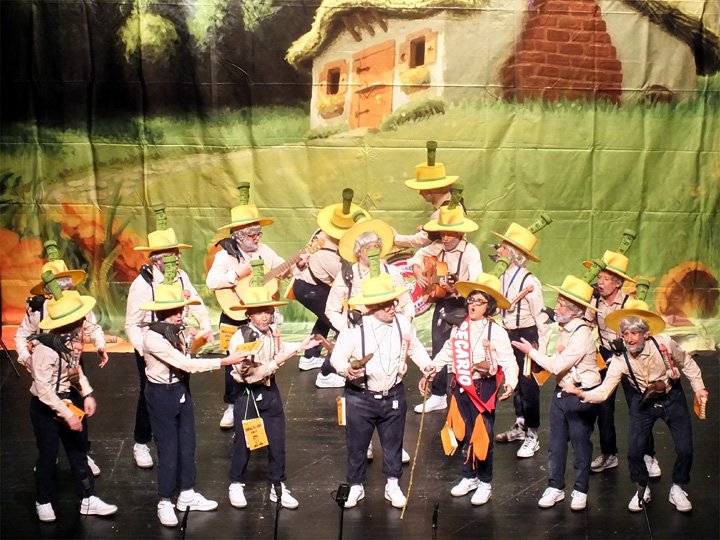 VilladelRioAyto's tweet photo. #VDRCarnaval17
🎼 “DE LA MANO DE MALDONADO” 🃏
Cabañuelas, que no fallan, las de esta chirigota de Porcuna.
¡Al buen tipo, buena cara! https://t.co/gQe4ZdAgy6