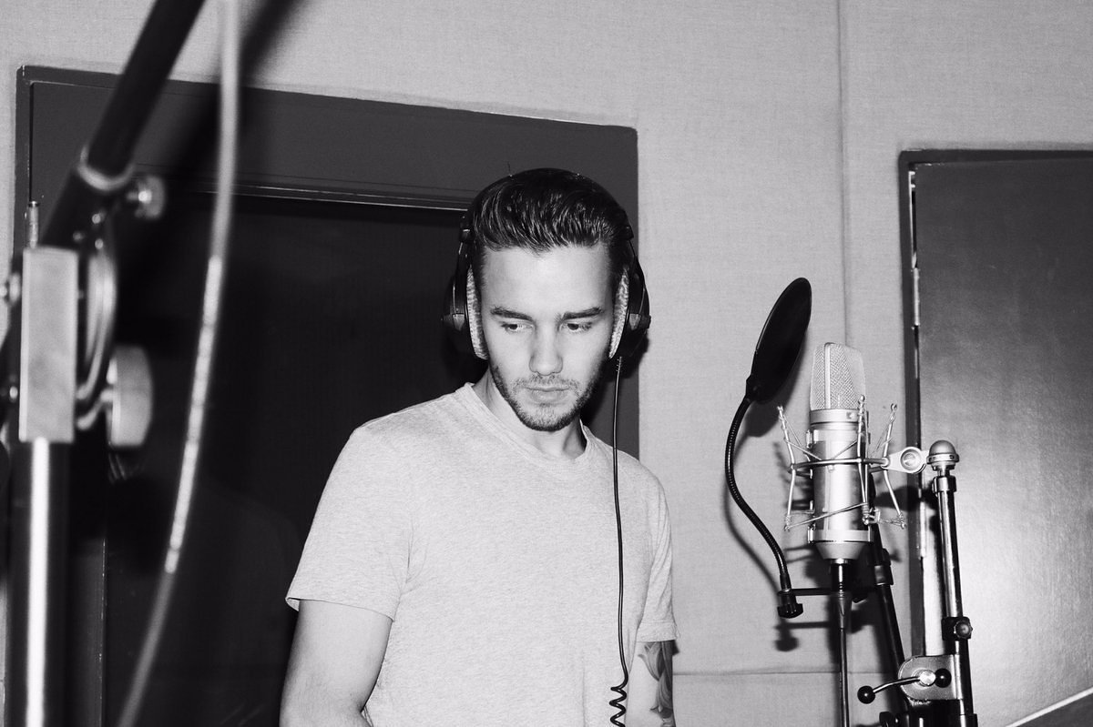 SimonCowell_pr's tweet photo. @LiamPayne is up to something 🙌 Who's ready for some new music?! https://t.co/i8F4mANHsb