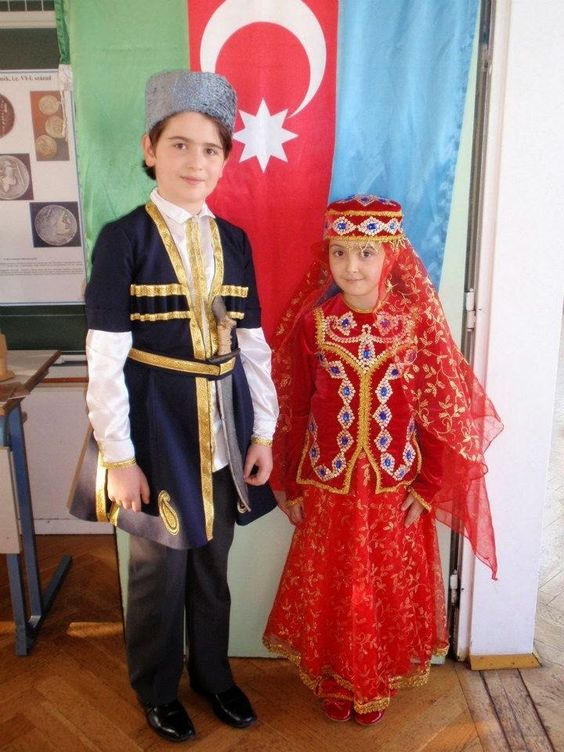 TRHalkBilimi's tweet photo. Geleneksel kıyafetleriyle Türk Balaları #Azerbaycan #Aзербайджан 🇦🇿 https://t.co/Q8DbnhUGvw