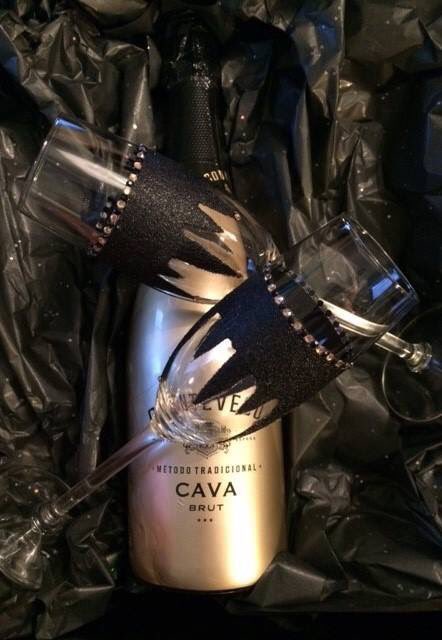 Gorgeous Golden Wedding Anniversary gift #goldenweddinganniversary #anniversary #specialoccasion #cava #glitterglasses #champagneflutes