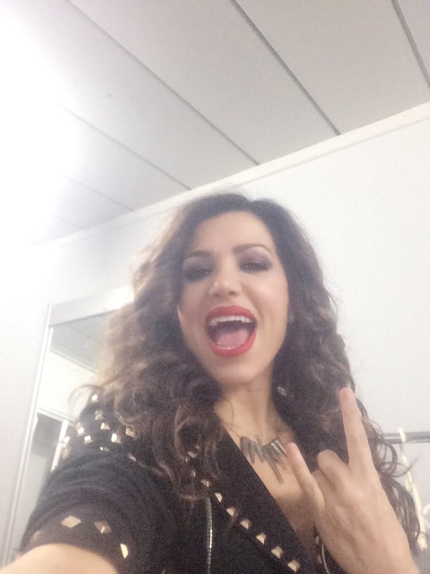 A punto de empezar concierto en Vigo <a href="/edadorodelpop/">Edad De Oro del Pop</a> .Carnaval, carnavaaaal!!!🎈✨🎈✨🎈✨