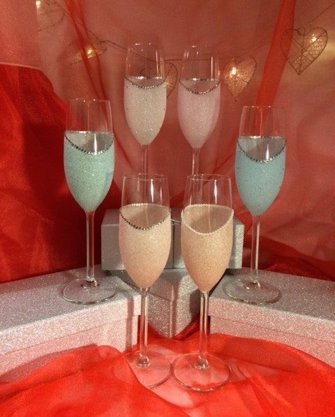 Bride champagne flutes #bride #bridetobe #wedding #glitterglasses #champagneflutes #weddingday #weddinghour #specialoccasion #celebration
