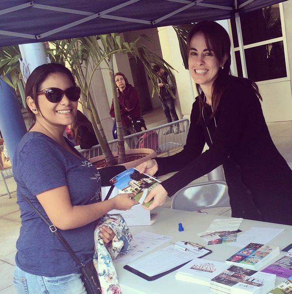 GreatMiamiUSA's tweet photo. ¡Amamos nuestra comunidad! Aquí vemos a Yelena hablando con un miembro de nuestra comunidad. #KoubekCenter #Comunidad #MiamiLife #MiamiArts https://t.co/m64xZqKq5u