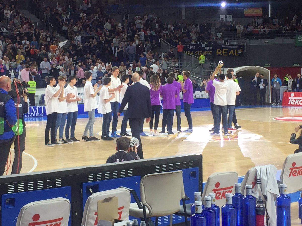 martasebastian's tweet photo. Entre los juniors y los infantiles tenemos el futuro asegurado #Grandes #RMCantera https://t.co/aHlFXeLeP0