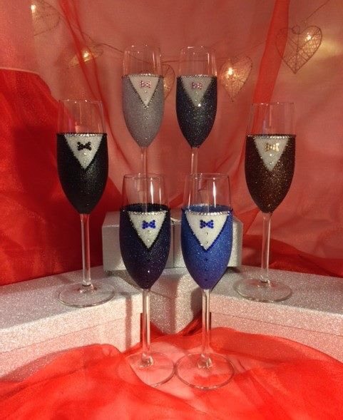 Groom glasses #groom #groomtobe #wedding #weddingday #weddinghour #specialcelebration #champagneflutes #groomsgift #glitter #weddinggift