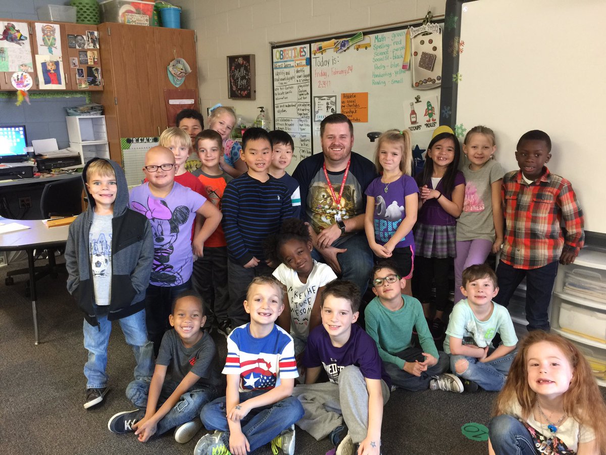 JustinDearing_'s tweet photo. Hanging out with the kids @nealcheetahs on my first day back from #TSPRA17... fun times at the African American Read-In https://t.co/cTpMl2G8uL