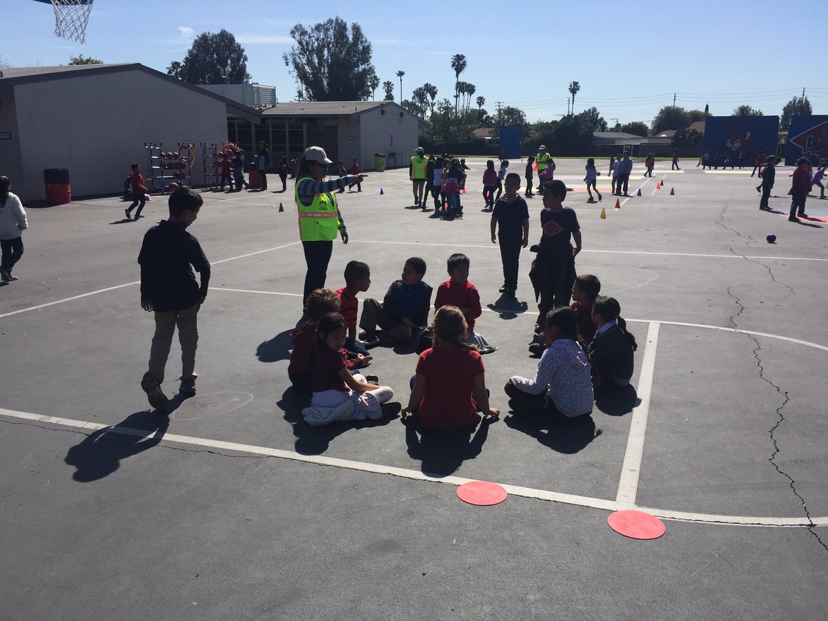 beswickes's tweet photo. Padres en acción at lunch recess today https://t.co/fCOnktt9sv