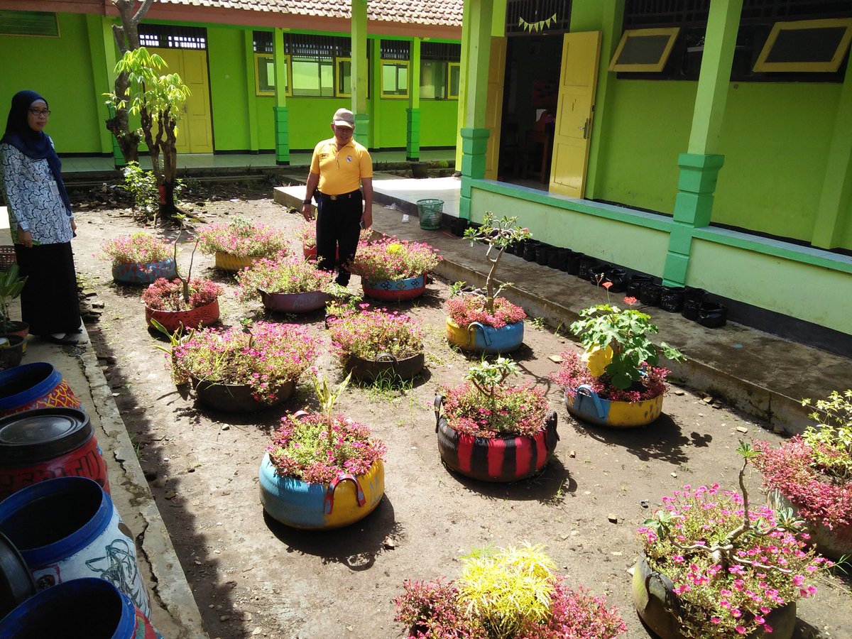 Punya Banyak Ban Bekas Yuk Sulap Mereka Jadi Pot Bunga