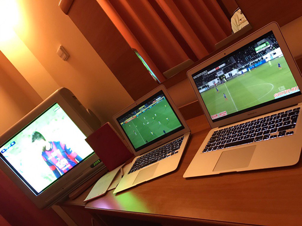 a2barea's tweet photo. Noche de fútbol alemán, español y polaco para terminar dos semanas de camps con @soccerskillspl https://t.co/SC7PXWZ8Ln