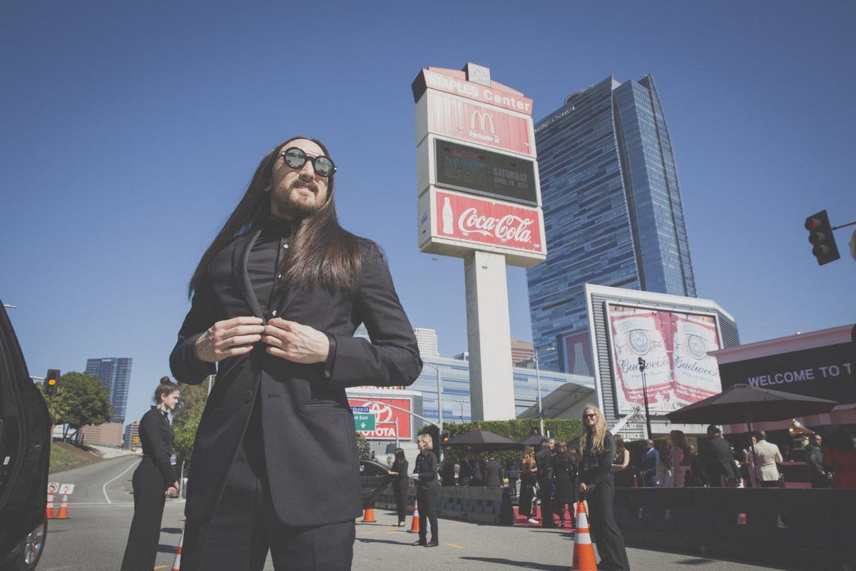 RollingStone's tweet photo. See how Steve Aoki prepared for his wild #GRAMMYs night in this behind-the-scenes gallery https://t.co/28oLguAhu8 https://t.co/mWr7AJs74S