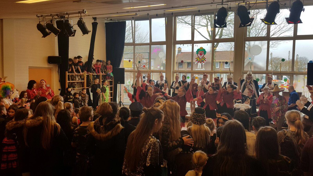 ikc_or's tweet photo. Wat een heerlijke carnavalsochtend! Knutselen, bingo, cake versieren en de prins op bezoek! @IKCRegenboogOss https://t.co/t5G6mmXP75