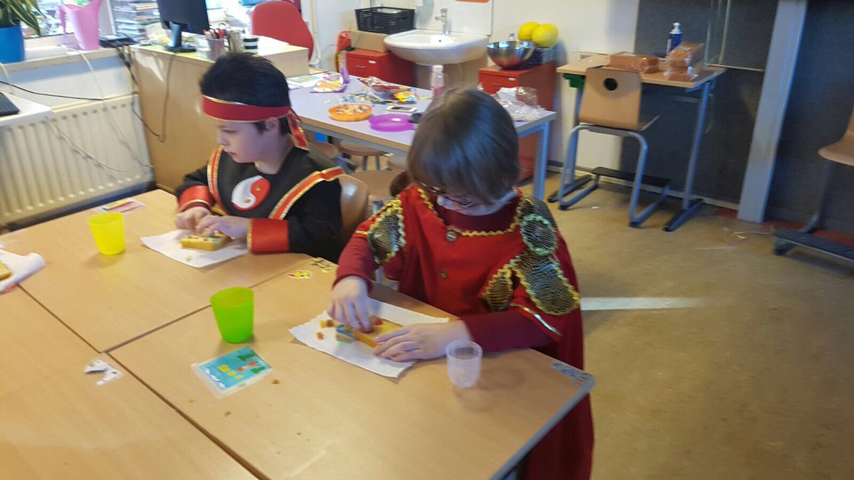 ikc_or's tweet photo. Wat een heerlijke carnavalsochtend! Knutselen, bingo, cake versieren en de prins op bezoek! @IKCRegenboogOss https://t.co/t5G6mmXP75